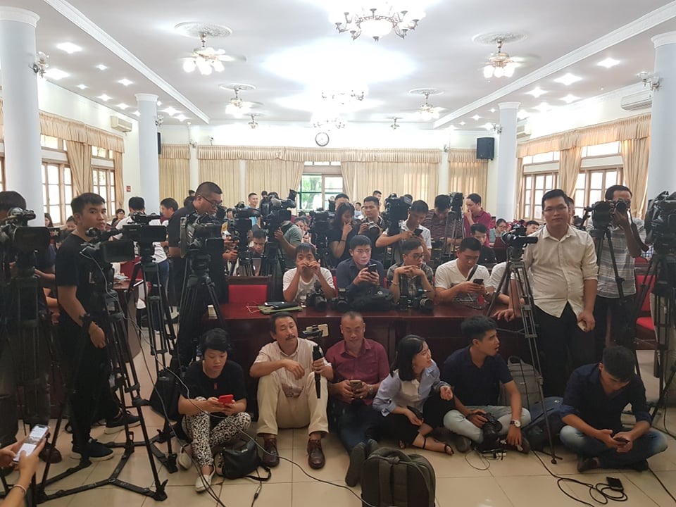 Rất đông phóng viên các báo, đài đã có mặt tại phòng họp của UBND quận Cầu Giấy. Ảnh: Cao Nguyên