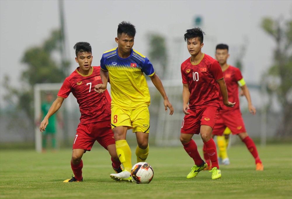 U18 Việt Nam (áo vàng) trong trận đấu tập với U22 VN. Ảnh: H.A