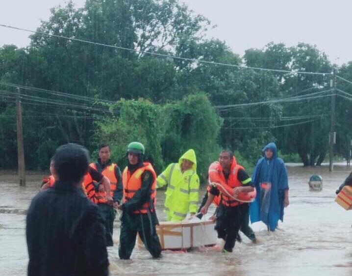 Lực lượng Phòng chống thiên tai và Tìm kiếm cứu nạn huyện huyện Ea Súp triển khai cứu hộ người dân bị ngập lụt.