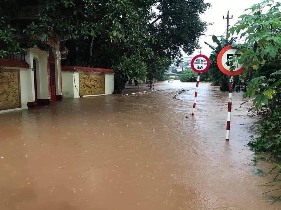 Nhiều nhà cửa ở trung tâm TP. Buôn Ma Thuột cùng ngập úng cục bộ do mưa lớn.