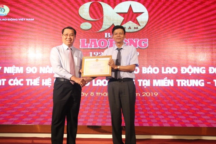 Ông Huỳnh Đức Thơ - Phó Bí thư Thành ủy, Chủ tịch UBND thành phố Đà Nẵng (trái) trao bằng khen cho Báo Lao Động. Ảnh: Bùi Hoàng Vinh