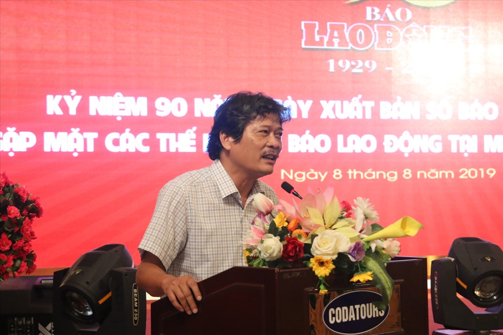 Nhà báo Trần Đăng (báo Thanh Niên), nguyên phóng viên Văn phòng miền Trung - Tây Nguyên Báo Lao Động xúc động phát biểu cảm nghĩ tại lễ kỷ niệm. Ảnh: Bùi Hoàng Vinh