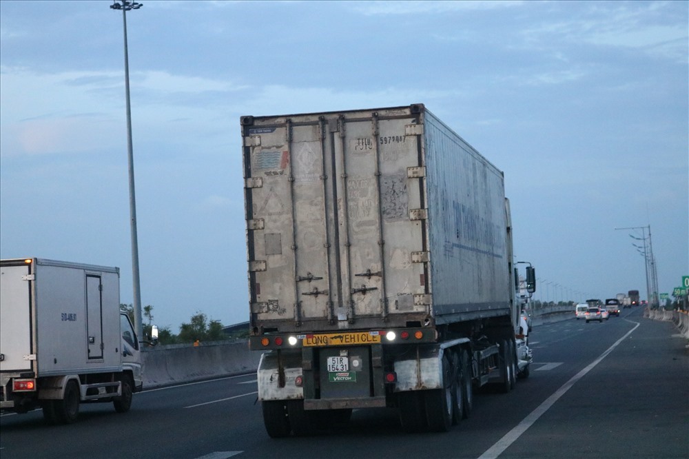 Từ ngày tạm ngừng thu phí, hầu hết các xe tải đều chọn đi tuyến cao tốc TP HCM - Trung Lương. Ảnh: Huân Cao