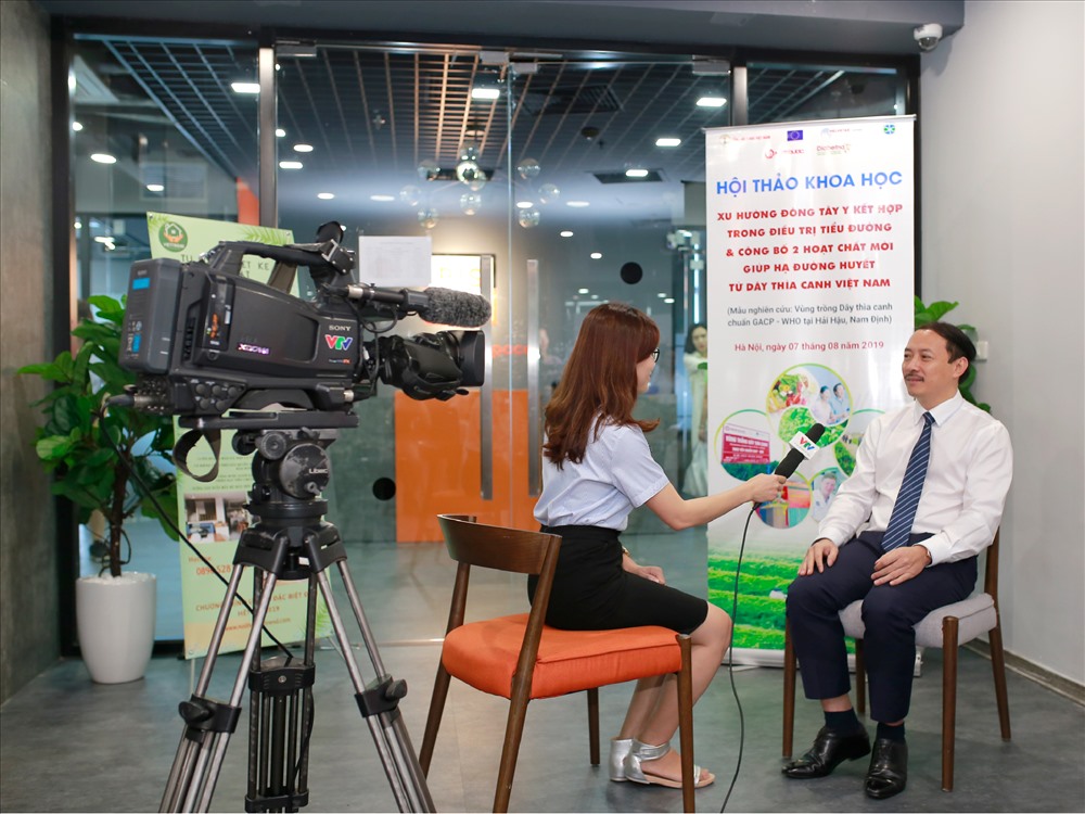 Tiến sĩ Hoàng Minh Châu trả lời phỏng vấn phóng viên tại Hội nghị