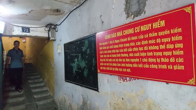 Biển báo chung cư nguy hiểm tại đơn nguyên 1 nhà A Ngọc Khánh. Ảnh: PV