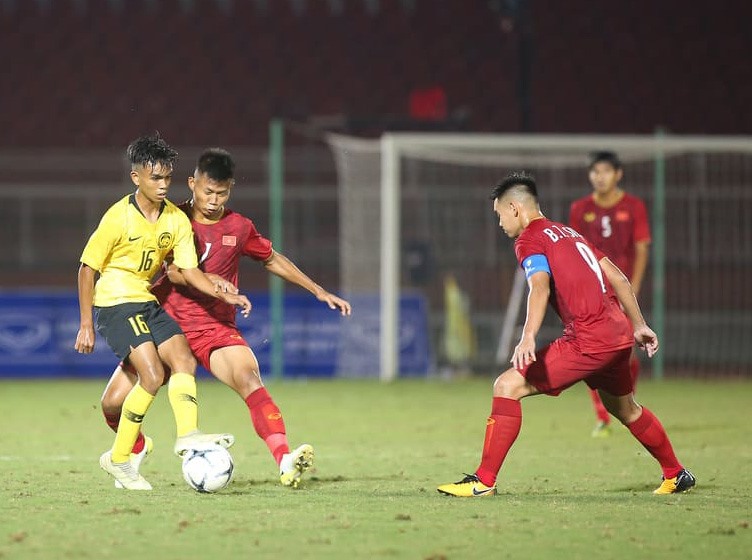U18 Malaysia khiến U18 Việt Nam có trận đấu vất vả ở ngày ra quân. Ảnh: Đ.V