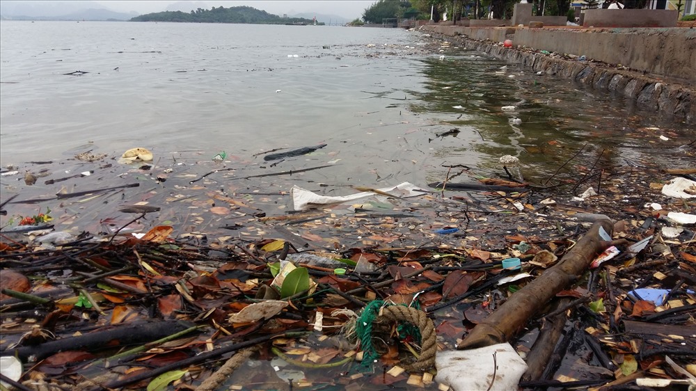 Sau mỗi trận mưa lớn, vịnh Cửa Lục lại ngập rác và từ đây rác trôi ra vịnh Hạ Long gần đó. Ảnh: Nguyễn Hùng