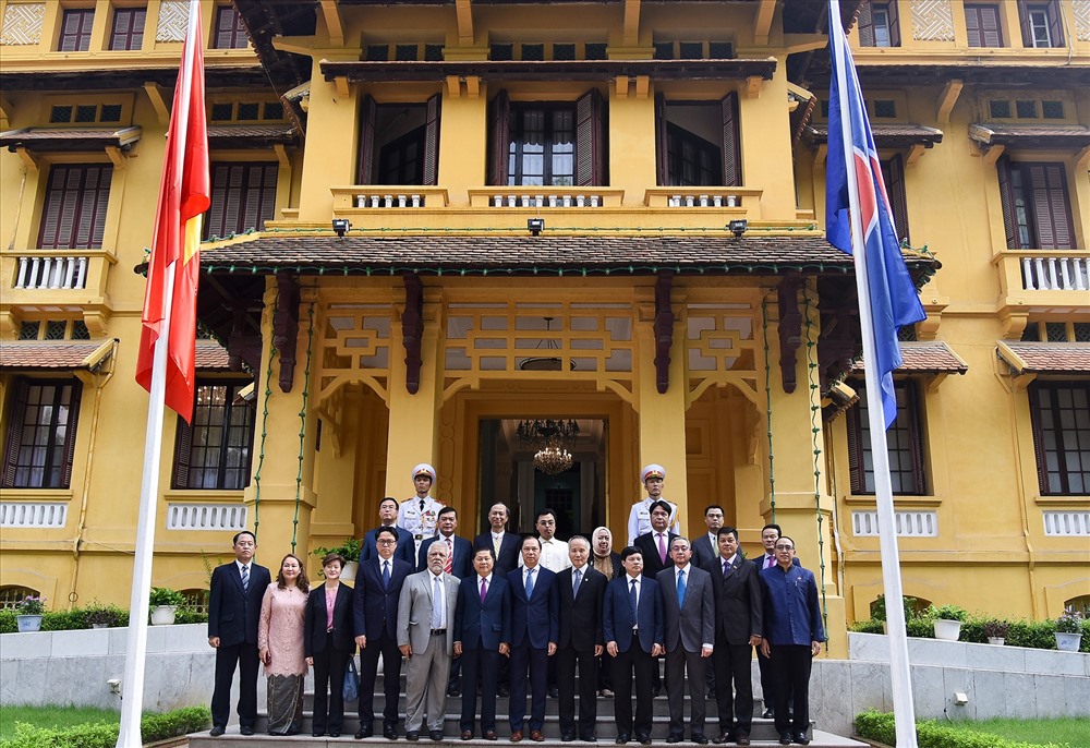 Thứ trưởng Nguyễn Quốc Dũng cùng đại diện các Bộ ngành liên quan, Đại sứ, đại diện các nước ASEAN và Ngoại giao đoàn tại Hà Nội tham dự lễ thượng cờ. Ảnh: Nhật Hạ.