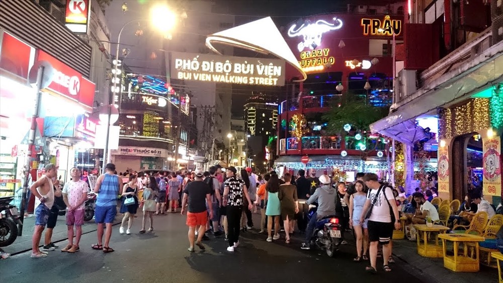 Phố đi bộ Bùi Viện là địa điểm thu hút khách du lịch nước ngoài tại TP. HCM.