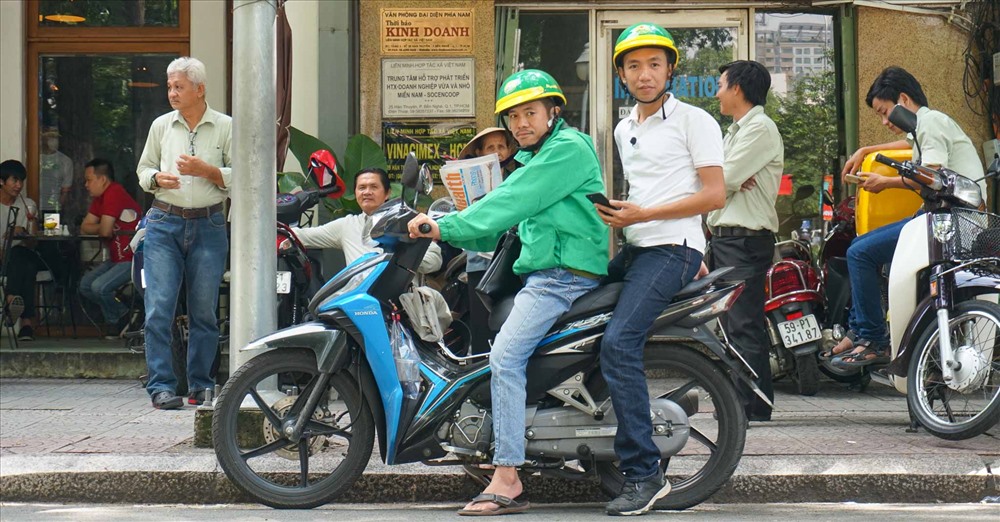 Xe ôm là phương tiện vận chuyển truyền thống của người Việt Nam với mức giá rất bình dân.