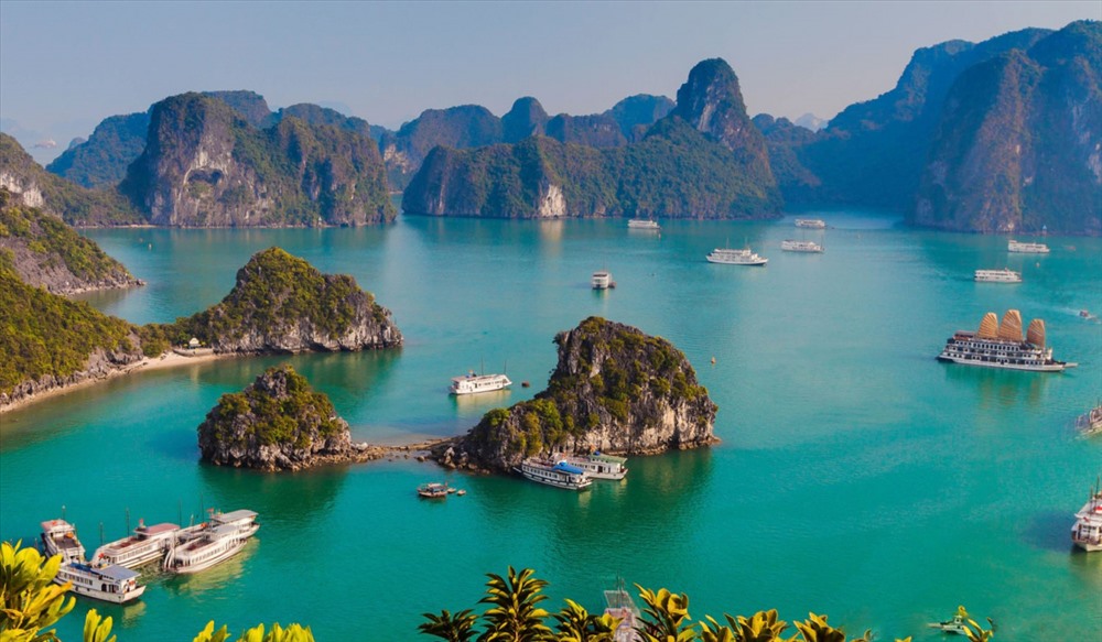 Không thể không trải nghiệm lái thuyền Kayak khi thăm quan Vịnh Hạ Long