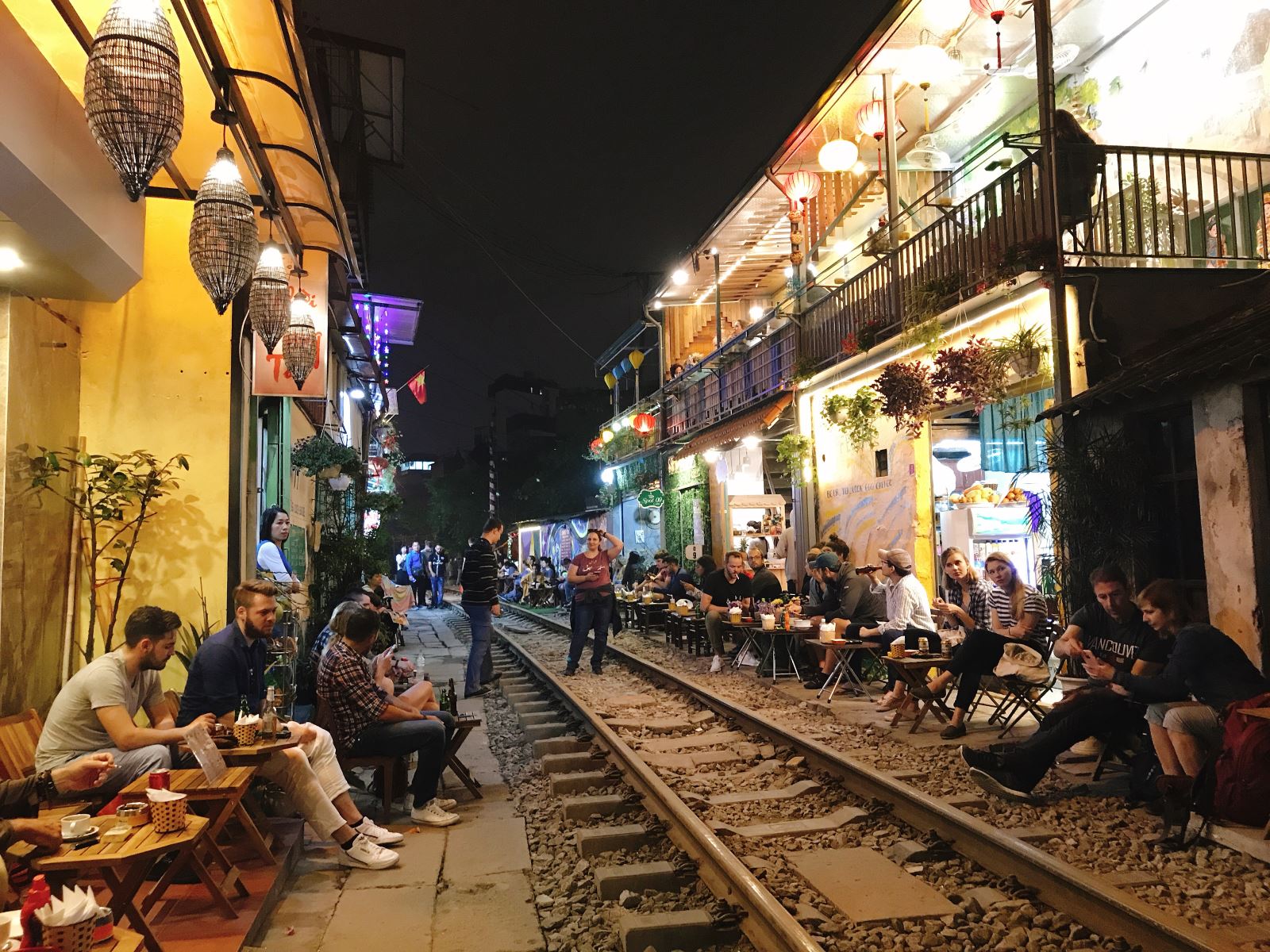 / Uống café và ngắm tàu chạy qua là một trải nghiệm rất thú vị.