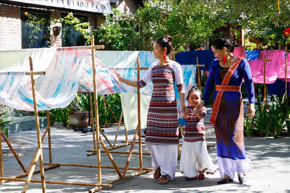 Festival Văn hóa tơ lụa thổ cẩm Việt Nam – thế giới lần V năm 2019 đã thu hút sự tham gia nhiệt tình của các làng nghề trong cả nước như Vạn Phúc, Nha Xã, Mã Châu, chăm Ninh Thuận.