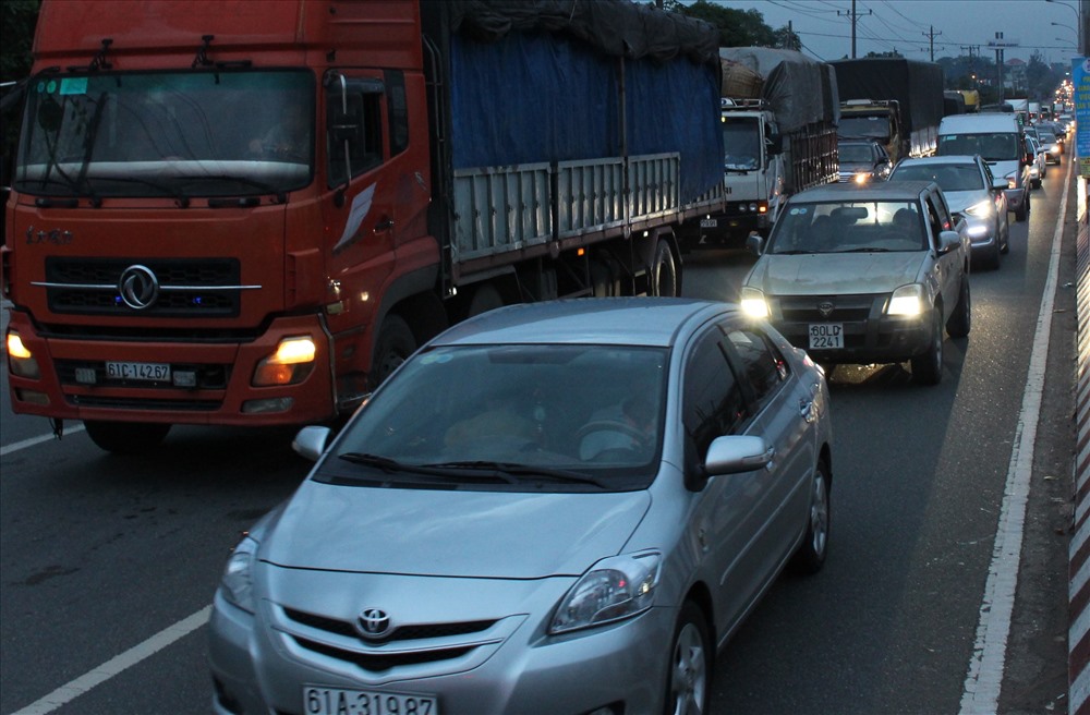 Quốc lộ 13 đoạn qua thị xã Thuận An thường xuyên ùn ứ vào buổi chiều.