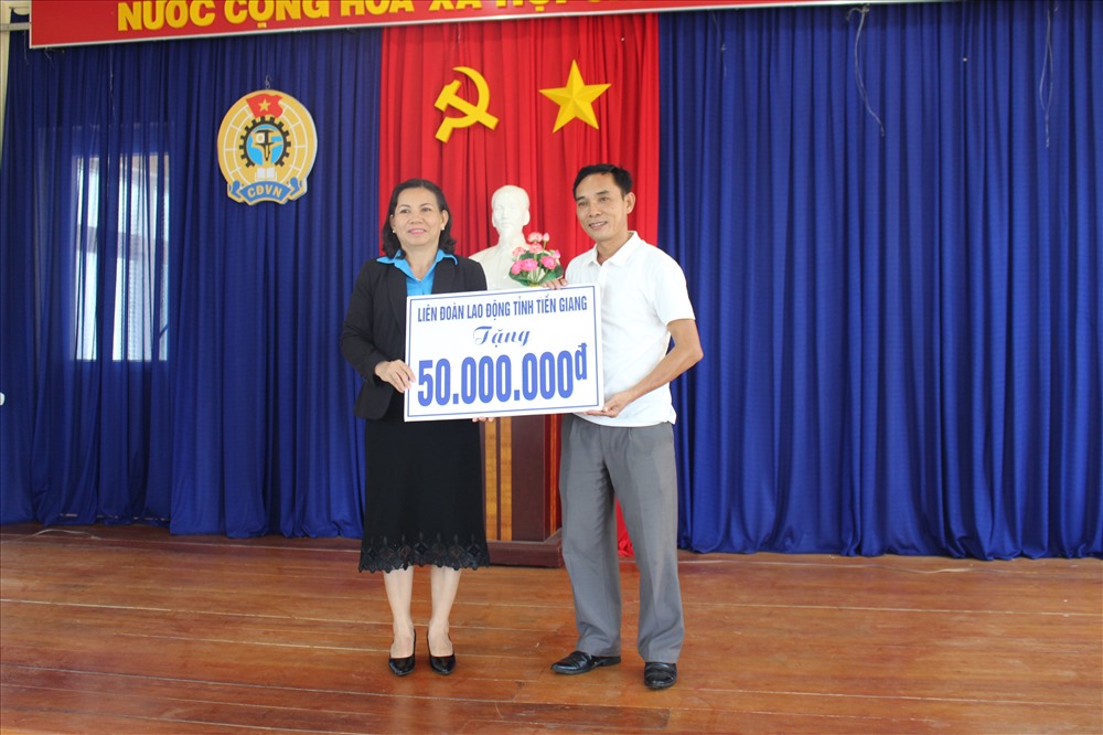 Bà Lê Thanh Tiền trao tiền hỗ trợ ngư dân tỉnh Quảng Ngãi.