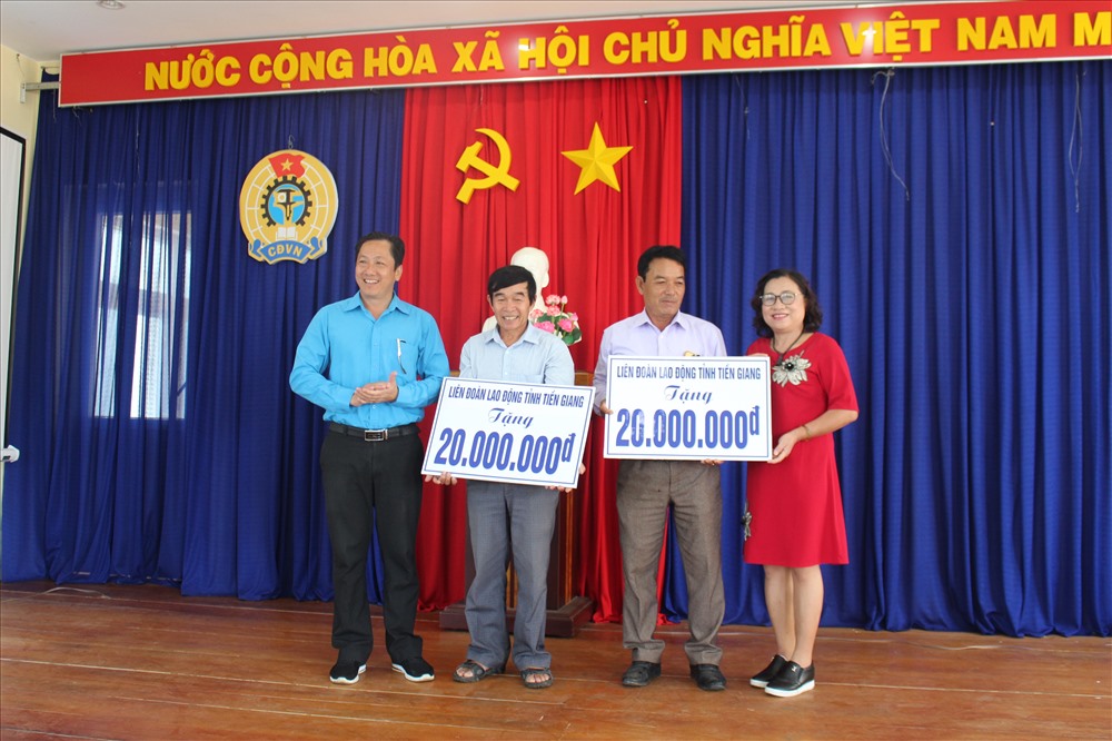Trao tặng tiền hỗ trợ ngư dân các nghiệp đoàn nghề cá huyện Lý Sơn.