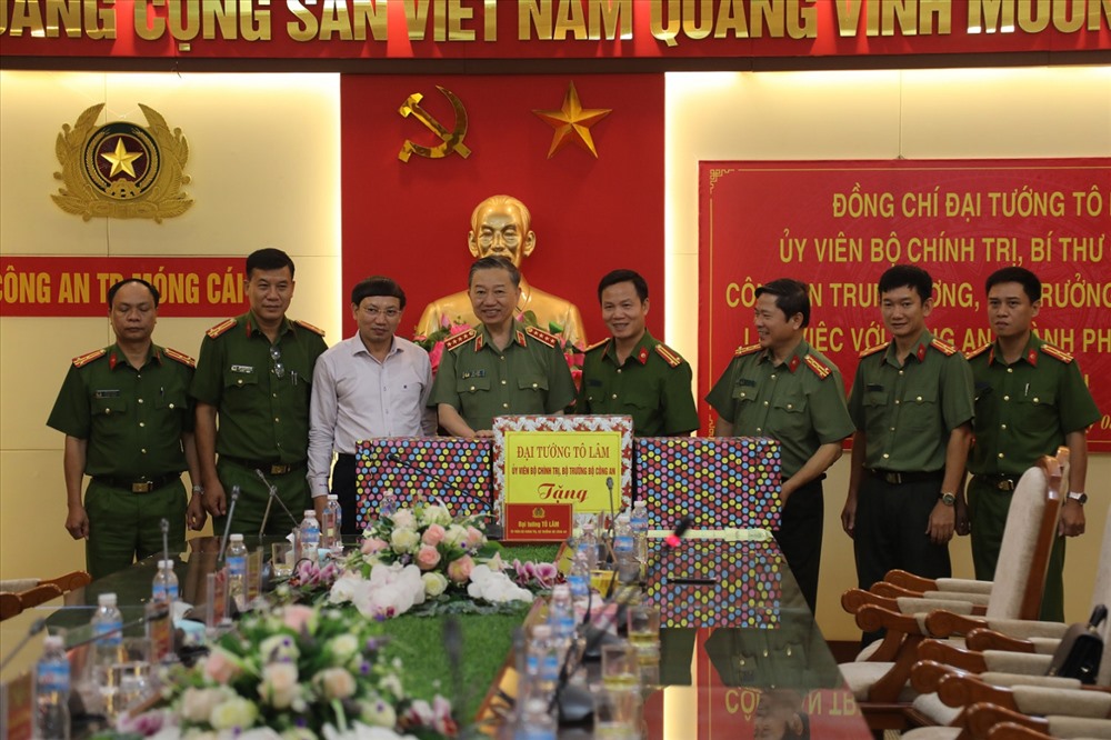 Bộ trưởng Tô Lâm tặng quà khích lệ cán bộ, chiến sỹ Công an thành phố Móng Cái (Quảng Ninh). Ảnh: CAQN