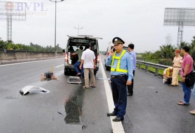 Hiện trường nơi xảy ra vụ tai nạn nam thanh niên đi bộ trên cao tốc bị xe khách tông tử vong. Ảnh: baovephapluat.vn.