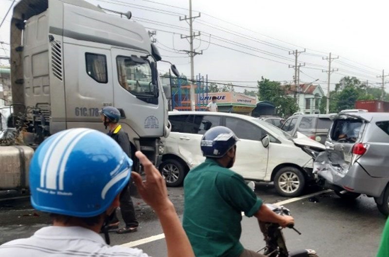 Hiện trường vụ tai nạn liên hoàn khiến QL13 ùn tắc kéo dài. Ảnh: Trịnh Bình/atgt.vn.