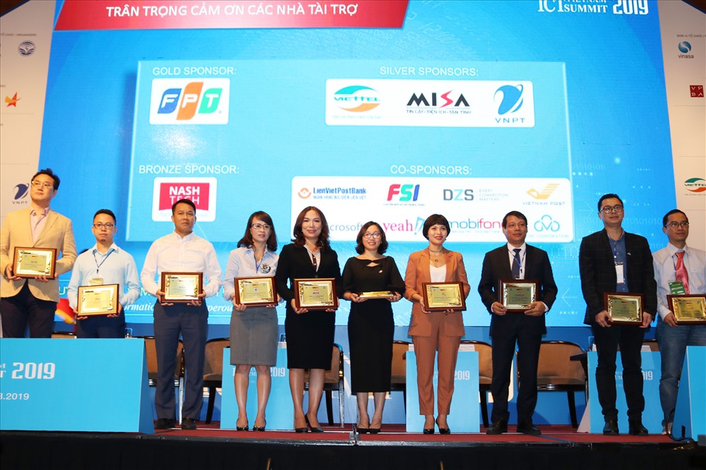 Ông Lê Bá Ngọc - Phó Giám đốc Trung tâm Kinh doanh Ví Việt (đứng thứ ba từ trái sang) nhận kỷ niệm chương nhà tài trợ từ BTC.