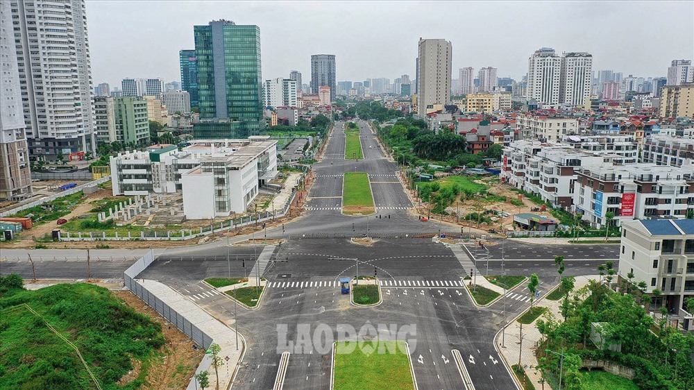 Dự án xây dựng tuyến đường số 1 (đường Nguyễn Văn Huyên kéo dài) có chiều dài hơn 627m. Ảnh: Phan Anh