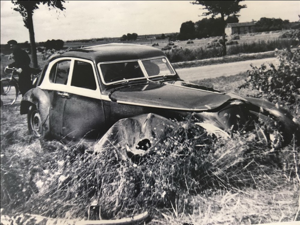 Chiếc Bentley Corniche 1939 bị hư hại nặng sau tai nạn giao thông. Ảnh: Carcoops