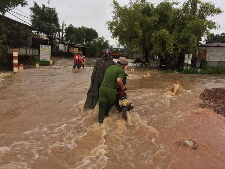 Lực lượng công an hỗ trợ người dân trong cơn mưa bão. Ảnh: LX