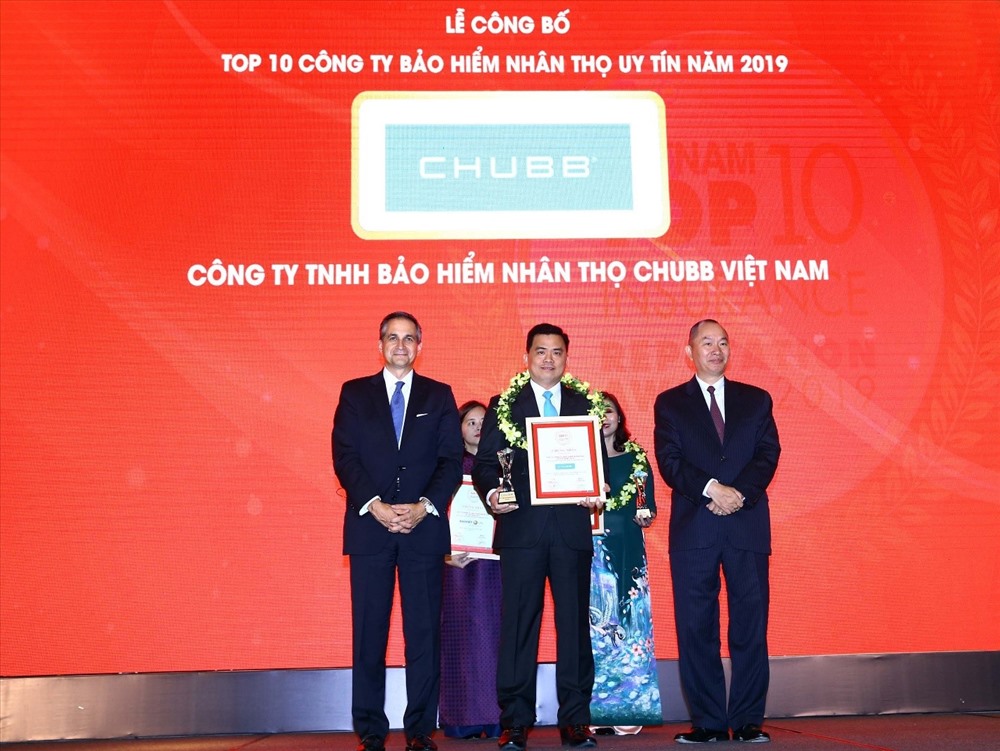 Ông Bùi Thanh Hiệp – Phó Tổng Giám đốc Chubb Life Việt Nam đại diện nhận giải thưởng từ Ban tổ chức.
