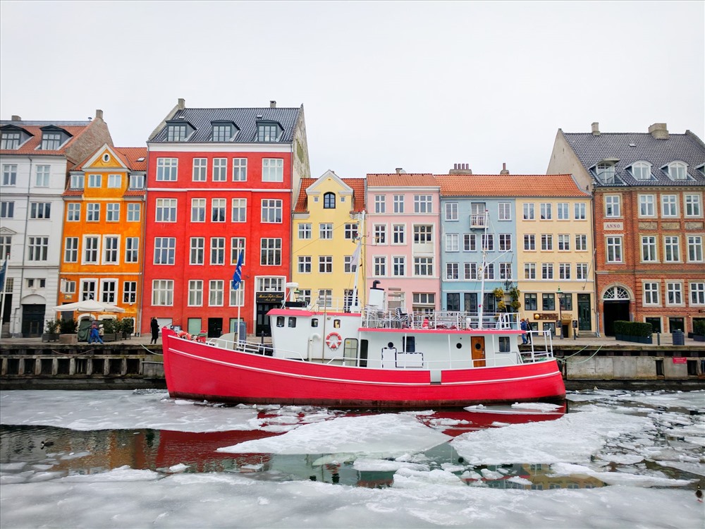 Mùa đông tại Copenhagen rất lạnh, đến mức có thể đóng băng một phần của dòng sông Nyhavn.