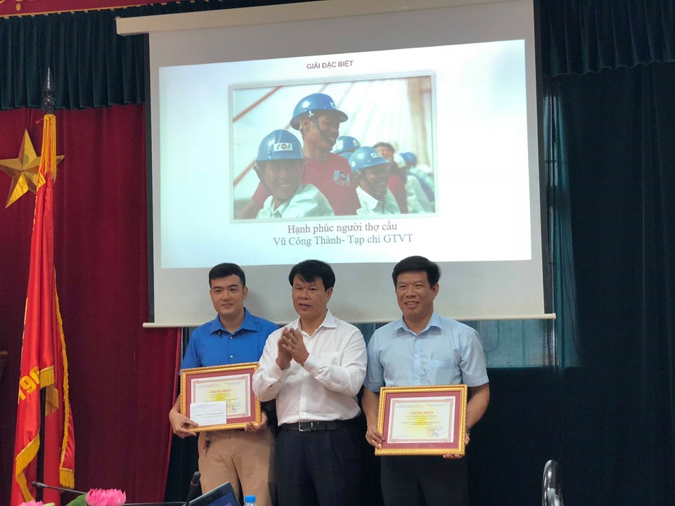 Đồng chí Đỗ Nga Việt - Chủ tịch CĐ GTVTVN ( ở giữa) trao giải A và giải Đặc biệt cho 2 tác giả. Ảnh: Đ.P