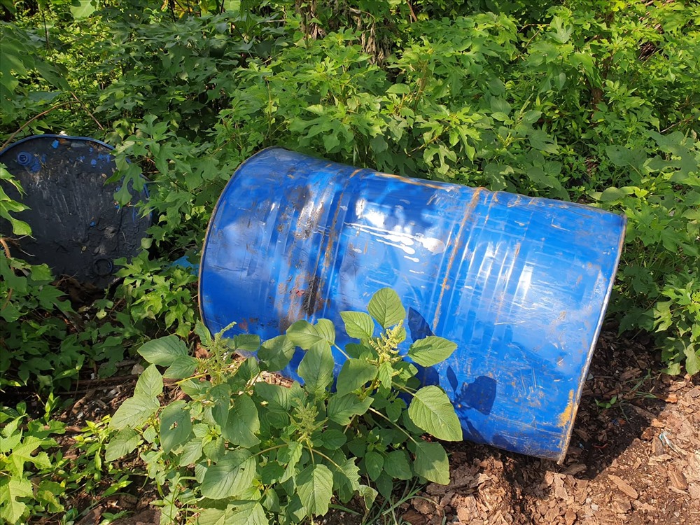 Các thùng phuy chất thải được tập kết trái phép tại ven đường Đại lộ Thăng Long chưa được xử lý. Ảnh: Phạm Đông