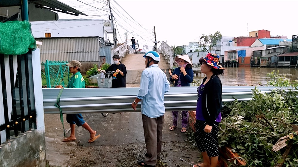 Người dân xã Tắc Văn (Cà Mau) mua dụng cụ về dựng lại nhà sau khi lốc làm sập 27 căn nhà (ảnh Nhật Hồ)