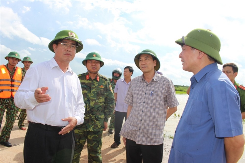 Đồng chí Bùi Văn Cường (ngoài cùng bên phải) chỉ đạo các cấp chính quyền địa phương cần thực hiện tốt công tác cứu trợ, động viên người dân bị thiệt hại. Ảnh: H.B