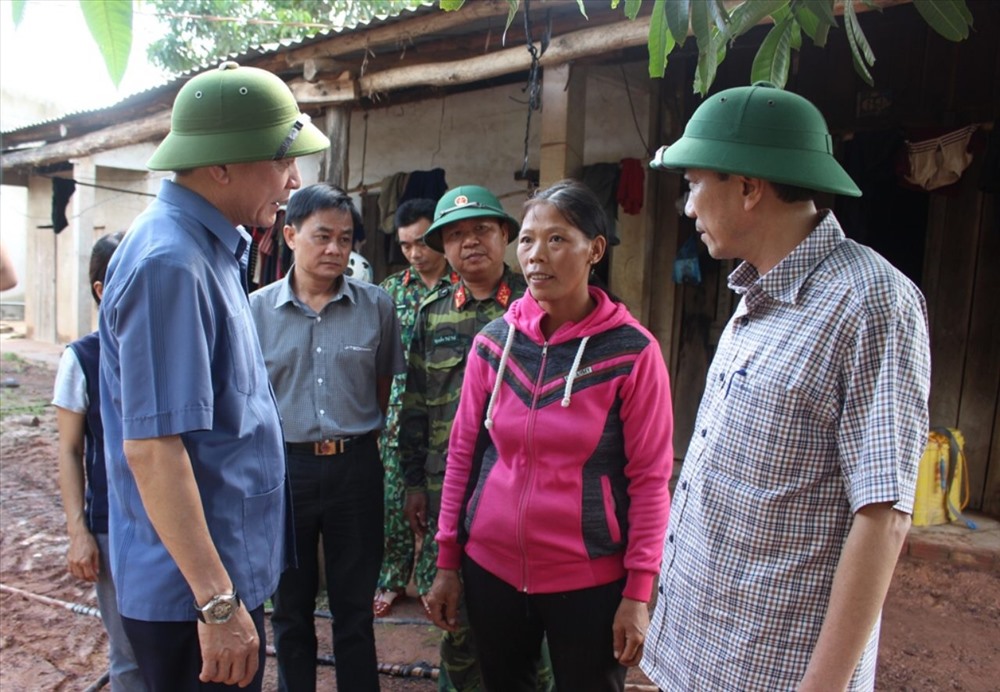 Đồng chí Bùi Văn Cường (bên trái ảnh) động viên người dân bị thiệt hại do lũ lụt. Ảnh: H.B
