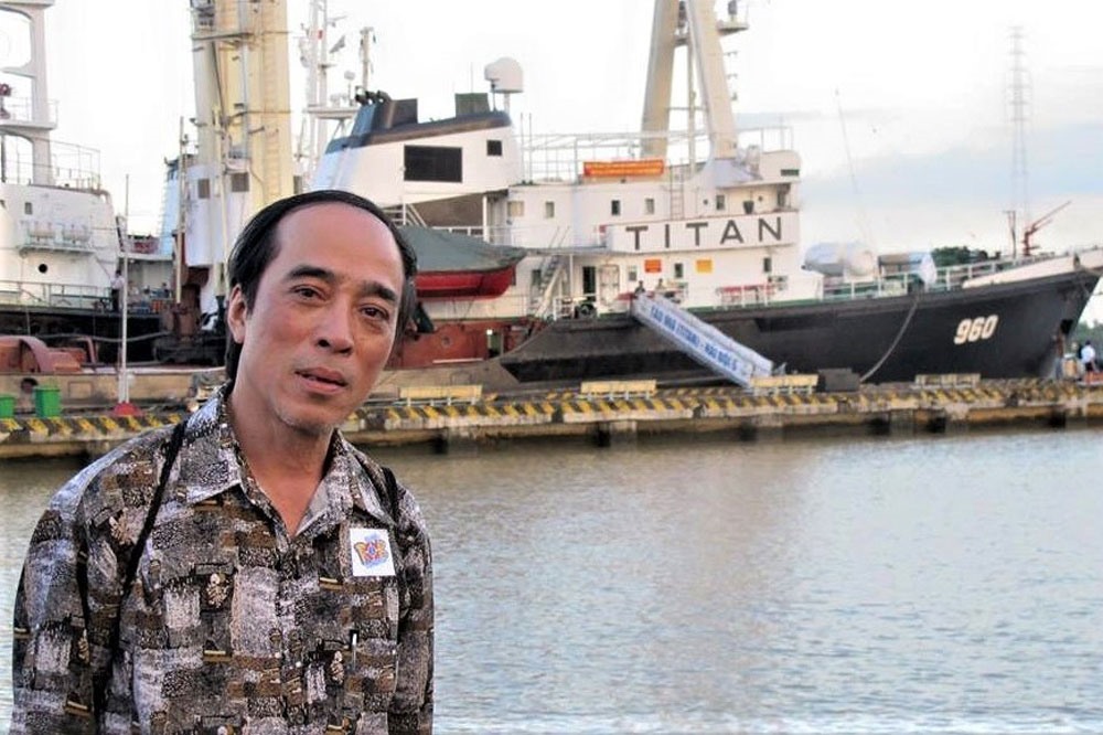Nhà báo Lê Quang Vinh thăm chiếc tàu cứu hộ từng đưa anh và các nhà báo ra tác nghiệp ở quần đảo Trường Sa năm 1995.