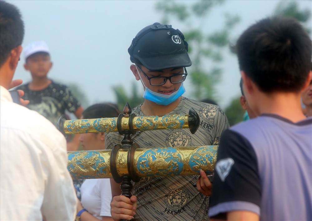 Một bộ sáo được đúc bằng đồng có hoa văn rồng phượng của Câu lạc bộ diều sáo Thái Bình.