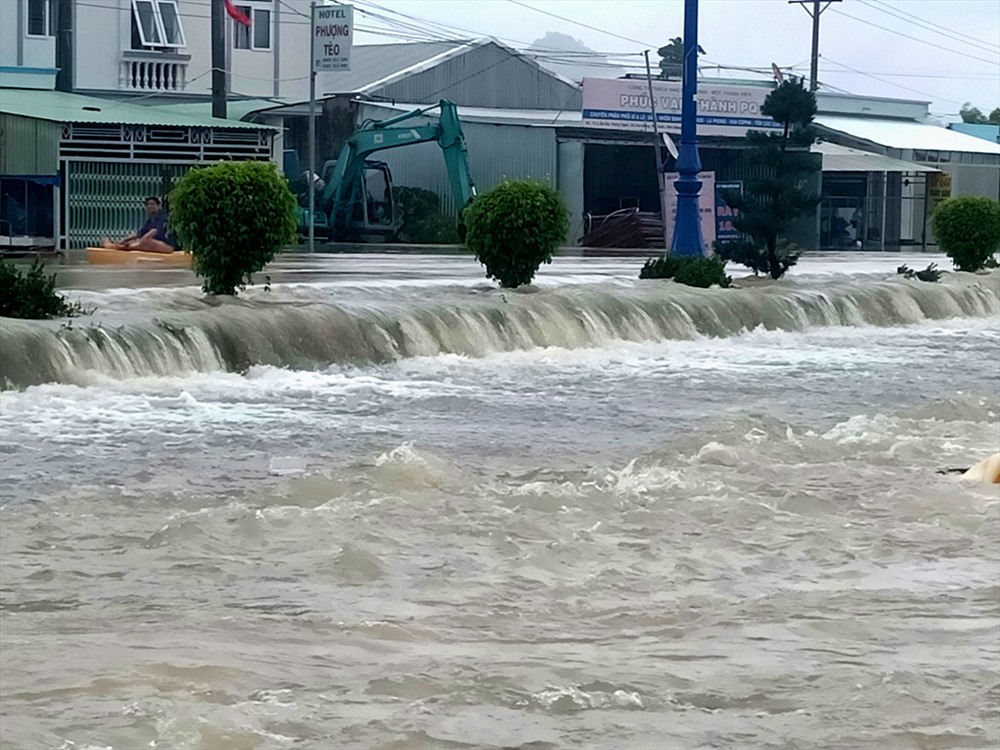 Đường giao thông ở Phú Quốc trở thành suối chảy siết trong cơn đại hồng thủy lần thứ 2. Ảnh: LT