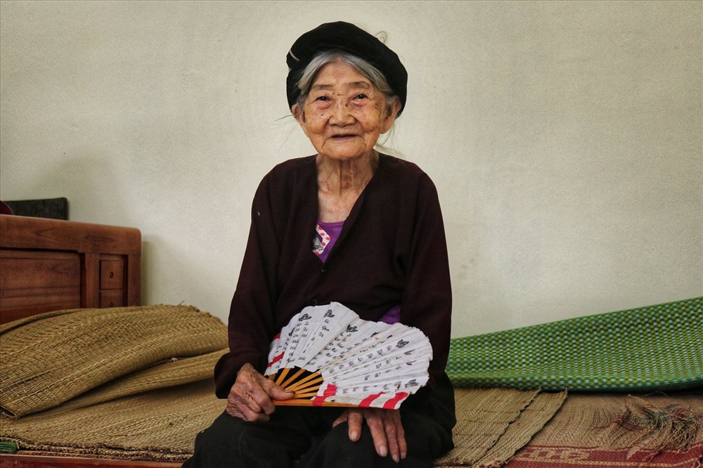 Cụ Đào Thị Thuận (105 tuổi) vẫn minh mẫn, sống vui vẻ bên con cháu. Ảnh: PV