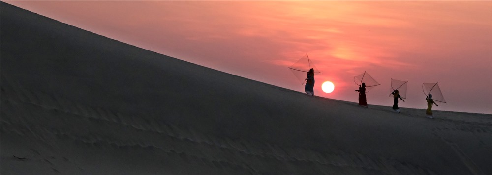 Sáng sớm, khi mặt trời xuất hiện, những người phụ nữ Ninh Thuận đã rảo bước trên đồi cát.