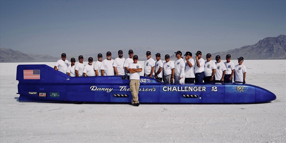 Danny Thompson (đứng phía trước) bên chiếc Challenger 2 và đội ngũ hỗ trợ ông ghi kỷ lục.