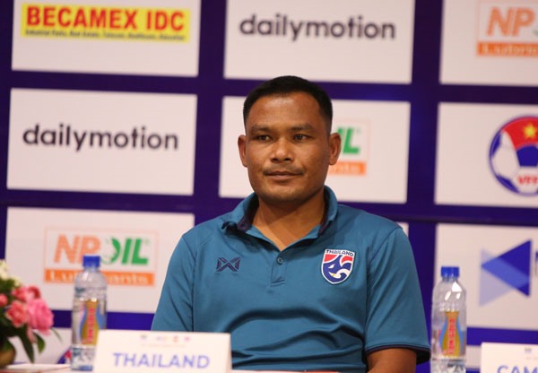 HLV Ithsara của U18 Thái Lan nhận không ít chỉ trích sau 2 trận đấu bết bát của đội nhà. Ảnh: VFF