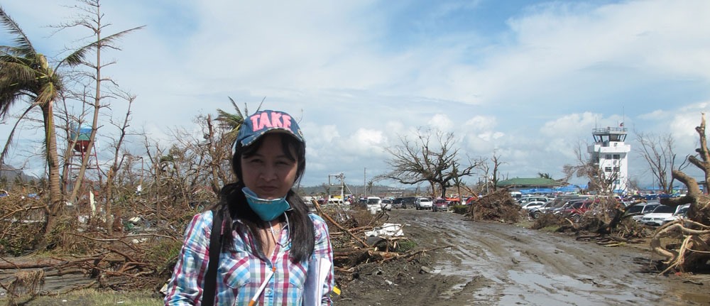 PV Đức Hạnh tác nghiệp tại Tacloban sau cơn bão Haiyan tàn phá.  Ảnh Đức Tài