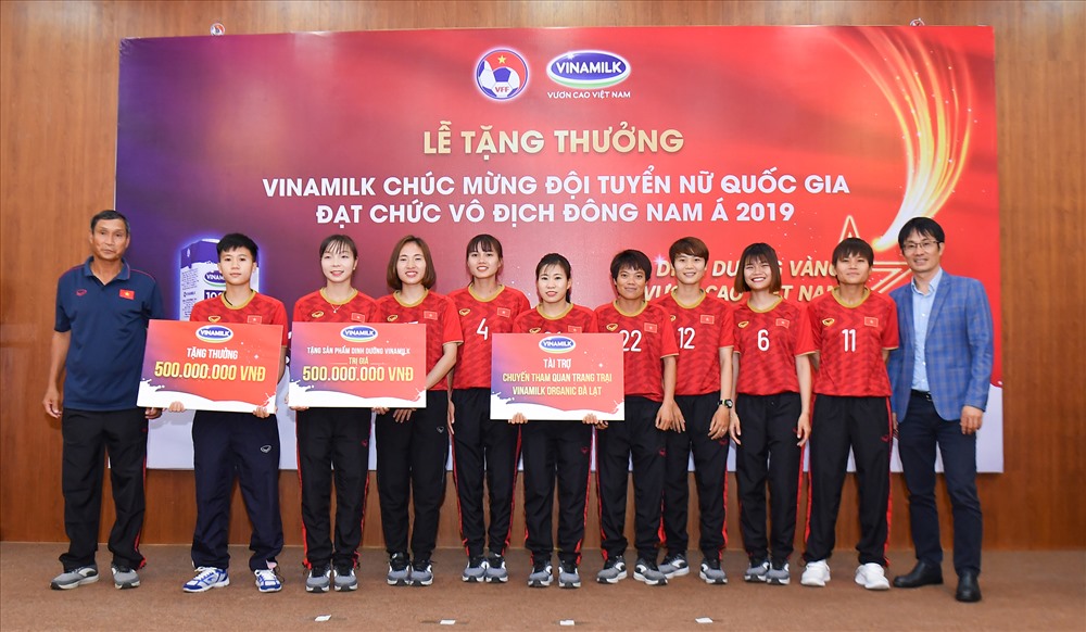Ông Phan Minh Tiên, Giám đốc Điều hành Marketing & Kinh Doanh Vinamilk đại diện trao tặng các phần thưởng cho Đội tuyển Bóng đá nữ quốc gia.