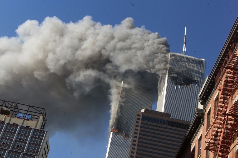 Tòa nhà Trung tâm Thương mại Thế giới khi bị không tặc tấn công ngày 11.9.2001. Ảnh: AP.