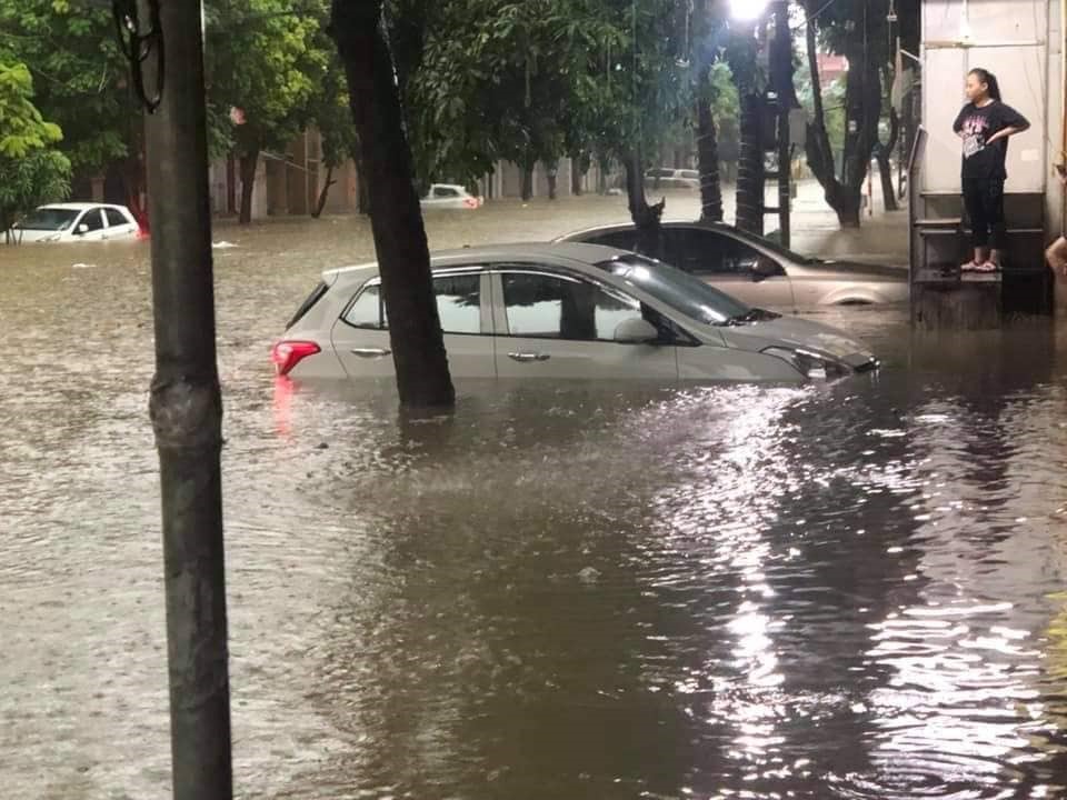 Nhiều ô tô bị chìm trong nước.