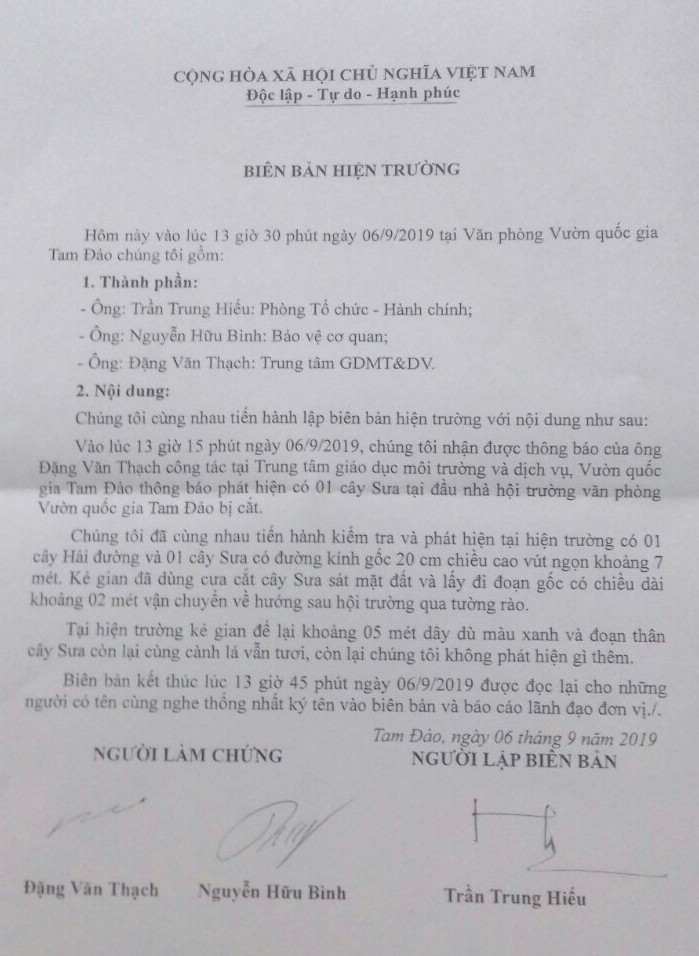 Theo biên bản và theo ghi nhận của PV, các cây gỗ sưa đứng cận kề ngay Hội trường của Vườn, nhiều camera an ninh cách đó không xa, mà vẫn bị chặt!