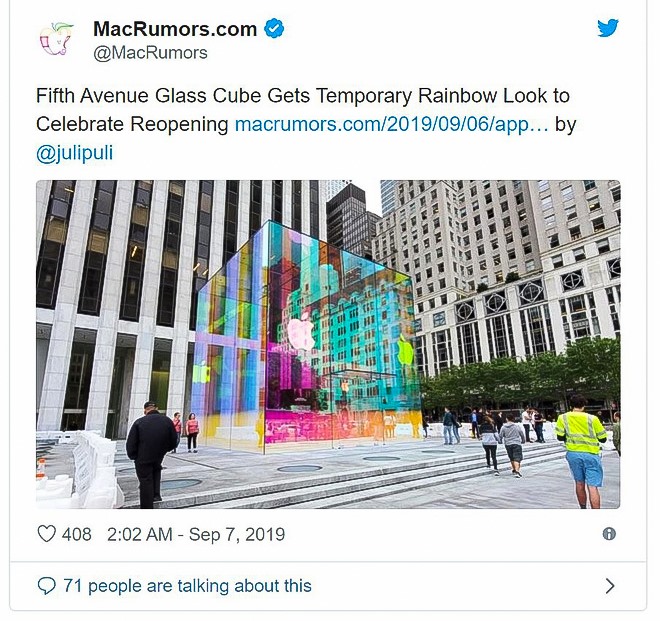 Ngày 7.9, Apple cũng bất ngờ trang trí khối hộp bằng kính của mình tại Đại lộ Năm của thành phố New York để ăn mừng quá trình tu sửa trong suốt 2 năm. Ảnh chụp màn hình.
