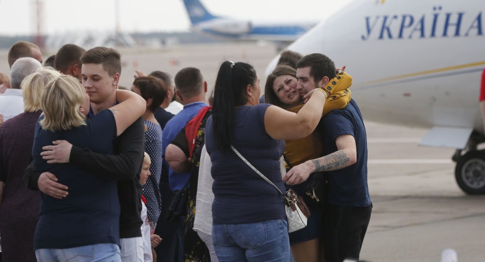 Các tù nhân Ukraina được Nga trả tự do gặp người thân ở sân bay Boryspil, Kiev ngày 7.9.2019. Ảnh: AP