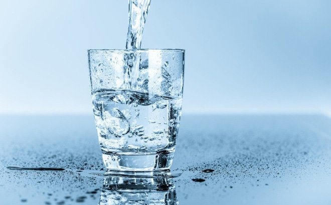 Uống nhiều nước giúp pha loãng và làm giảm nồng độ các chất hóa học cấu thành sỏi thận. ảnh: T.H