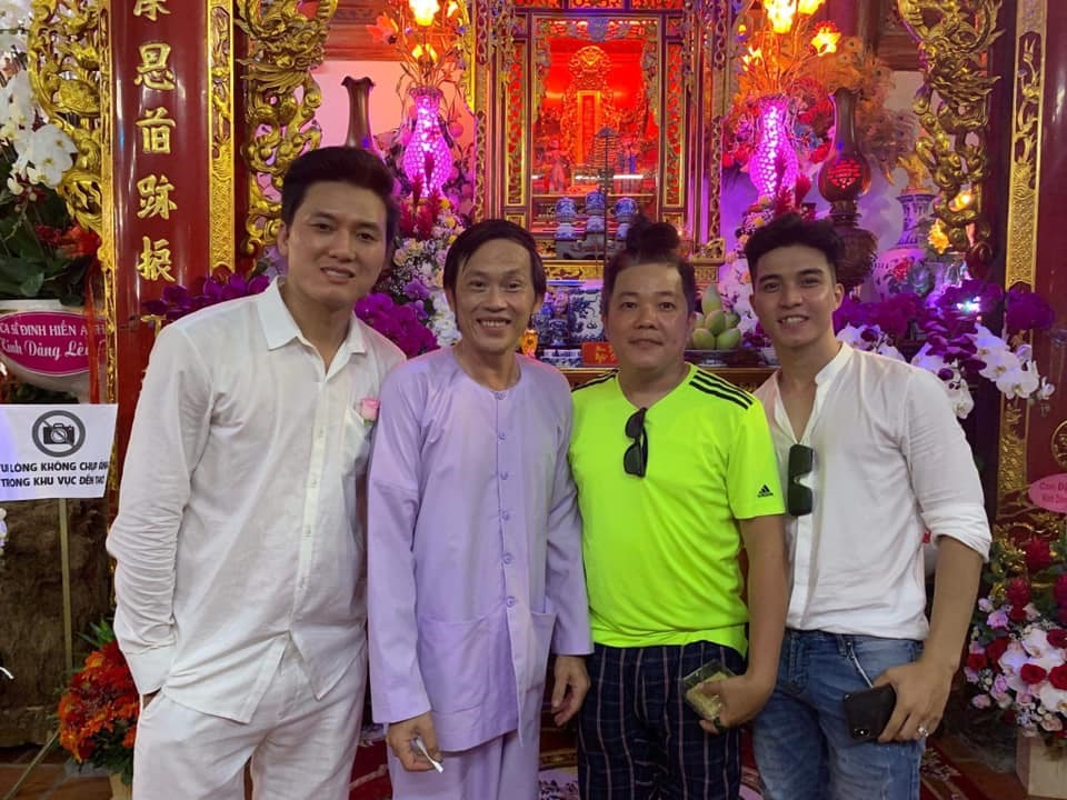 NSƯT Hoài Linh chụp ảnh cùng với dàn nghệ sĩ tại nhà thờ tổ trăm tỷ.